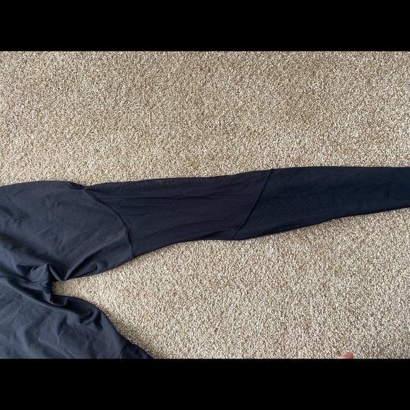 Black Lululemon Tights, size 6. Perfect for the gym or on the go. - Picture 4 of 4